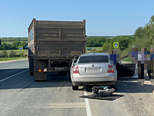 После столкновения на трассе под Саратовом иномарки и КаМАЗа госпитализировали девушку