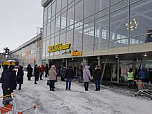 «Выгнали без одежды»: в Академгородке экстренно эвакуировали торговый центр