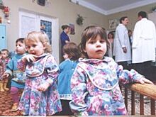 «Вы мне должны!» Должны ли сироты доить коров и работать в мастерских?