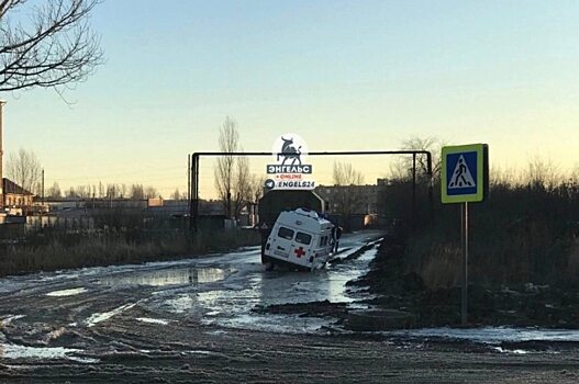 Автомобиль скорой помощи застрял в луже около горбольницы в Энгельсе
