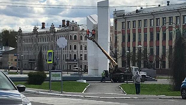 Памятник героям гражданской войны красят сегодня в Вологде