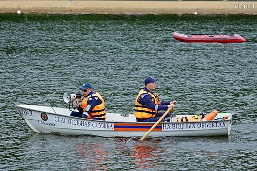 Спасатели подняли из воды двух мужчин, перевернувшихся в резиновой лодке на Москве-реке