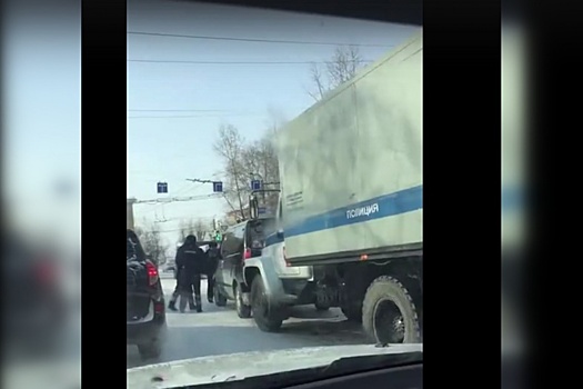 В Челябинске полицейский автозак попал в аварию