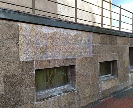 Фасад театра «Буфф» прикрыли листами бумаги в цвет гранитной плитки — для «более-менее эстетичного вида»