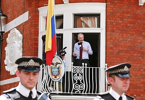 Как  Ассанж стал узником замка WikiLeaks
