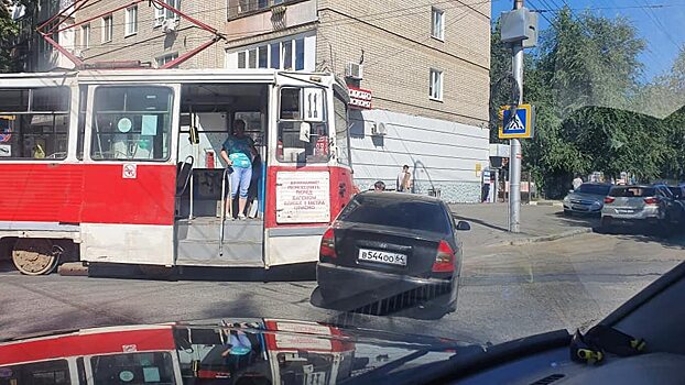 Из-за ДТП в Мирном переулке в Саратове около часа стояли трамваи