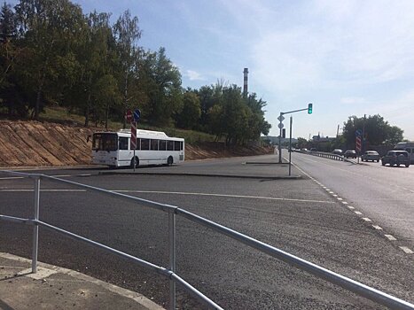 Бордюр и сплошная разметка: самарские автобусы не могут останавливаться у «Электрощита»