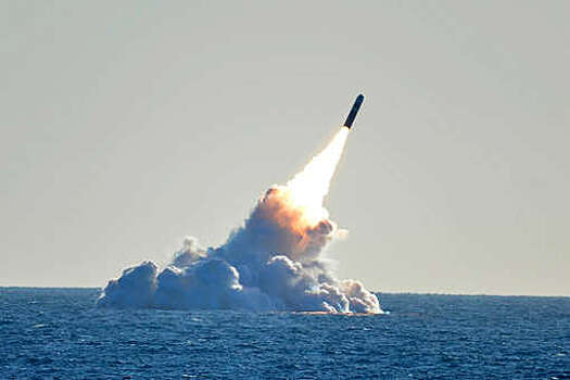 Адмирал Уэст назвал позором испытания ядерной ракеты Trident II ВМС Британии