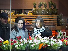 Роспотребнадзор рекомендовал покупать полураскрытые живые цветы без искусственных украшений
