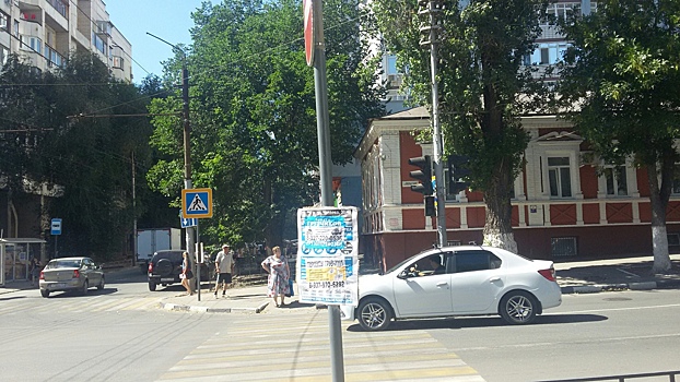 В центре Саратова на столбах с дорожными знаками появилась нелегальная реклама