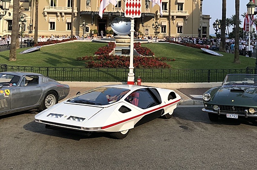 Уникальный 49-летний прототип Ferrari чуть не сгорел в Монако