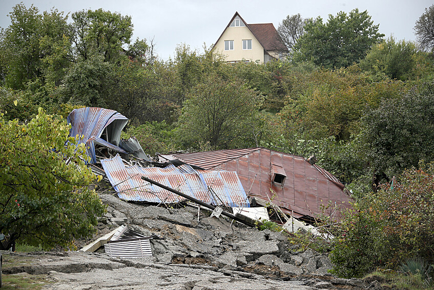 Последствия оползня, который был вызван сильным дождем, в селе Сергей-Поле под Сочи, 5 октября 2021 года
