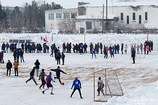 В Омске начинается монтаж хоккейных коробок