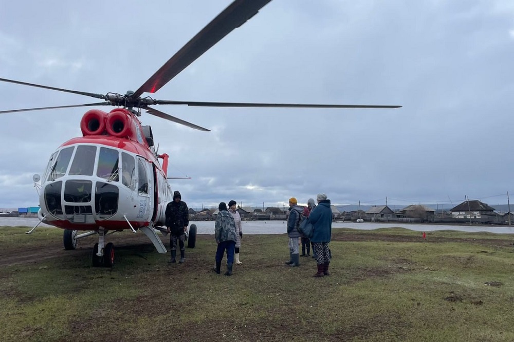 В Якутии эвакуируют жителей из подтопленного села на вертолетах