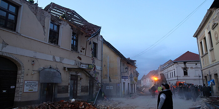 Землетрясение в Хорватии помешало мэру города Петриня завершить интервью (ВИДЕО)