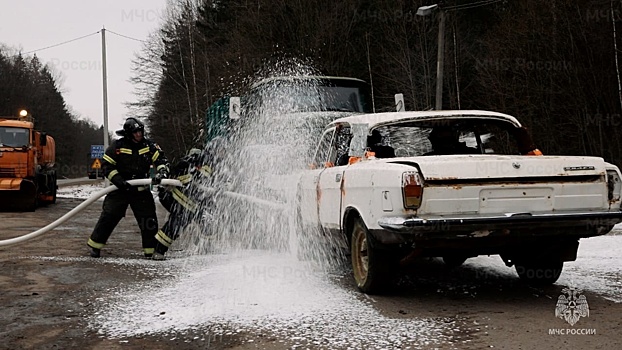 «Волгу» залили пеной и разрезали на трассе М3 «Украина»