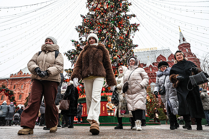 Люди на новогодней ярмарке на Манежной площади