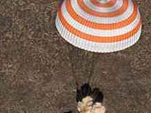 Военные летчики доставили спускаемый аппарат "Союза МС-03" из Казахстана в Москву