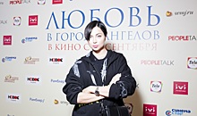 Настасья Самбурская пришла премьеру фильма с неудачной прической, а Анна Седокова с эффектным декольте