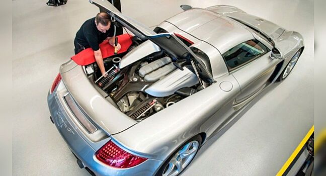Компания Porsche показала учебный Carrera GT, который разбирали и собирали 78 раз