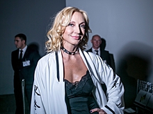 Уехавшая из РФ Кристина Орбакайте снялась в платье под водопадом