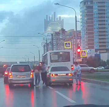 Драка водителей на светофоре в Красноярске попала на видео