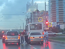 Драка водителей на светофоре в Красноярске попала на видео