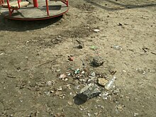 Жители Вольска просят привести в порядок травмоопасную детскую площадку