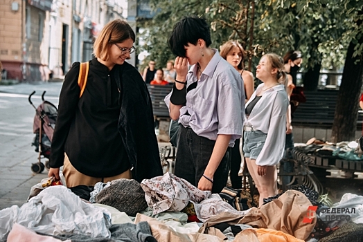 Лук с джоггерами и тишкой: разбираем молодежный гардероб и учим слова
