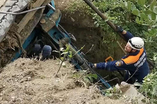 Mash: в Сочи спасатели вытащили экскаваторщика из-под многотонной машины