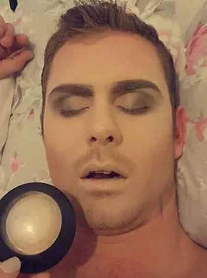 Скорее всего, автор этой работы — начинающий визажист. И попрактиковаться она решила на спящем муже. Следует заметить, что ему к лицу этот боевой раскрас. Всё-таки макияж творит чудеса и меняет человека до неузнаваемости.  