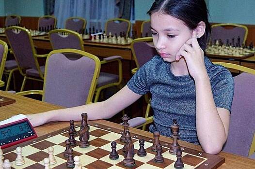 В Салехарде семейные команды делали ходы в быстрых шахматах