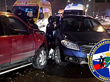 Новосибирские спасатели вытащили зажатую в автомобиле женщину
