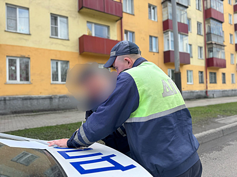 Сотрудники ГИБДД оштрафовали водителя автобуса за парковку в Кузбассе после фото в Сети