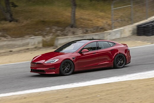 Tesla снова отложила старт поставок «быстрейшего серийного автомобиля»