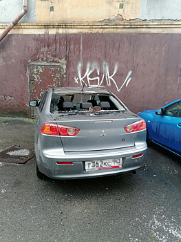 Упавший кирпич разбил окно иномарки в Кузбассе