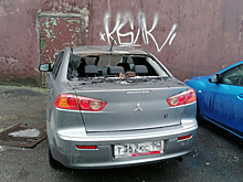 Упавший кирпич разбил окно иномарки в Кузбассе