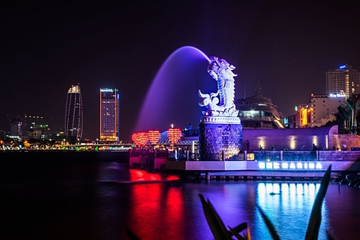 Во Вьетнаме спасли автобус с 20 российскими туристами, застрявший на затопленном мосту