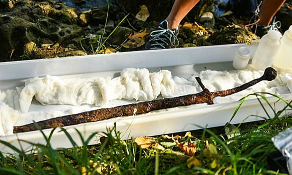 На дне боснийской реки нашли «меч короля Артура»: он был воткнут в камень