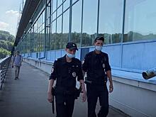 Полицейские сняли девушку с перил метромоста на станции «Воробьевы горы»