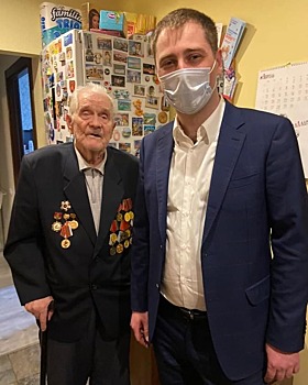 Глава управы района Бибирево вручил подарки ветерану Сергею Елистратову