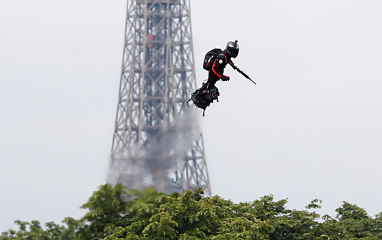 На военном параде в Париже показали летающего человека