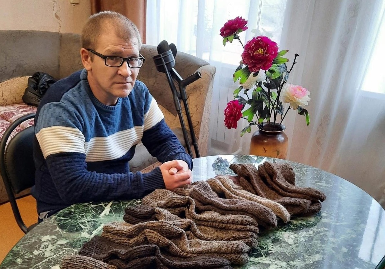 Десять пар шерстяных носков для мобилизованных связал житель Первомайского дом-интерната