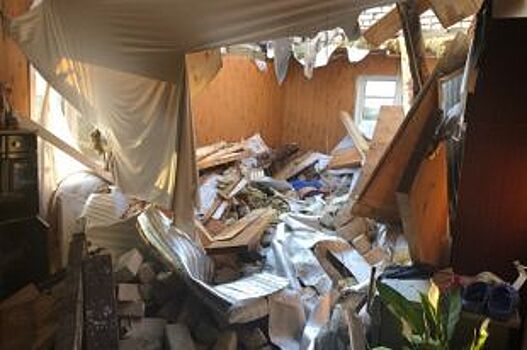 В Ульяновске ураганом снесло крышу дома и убило человека
