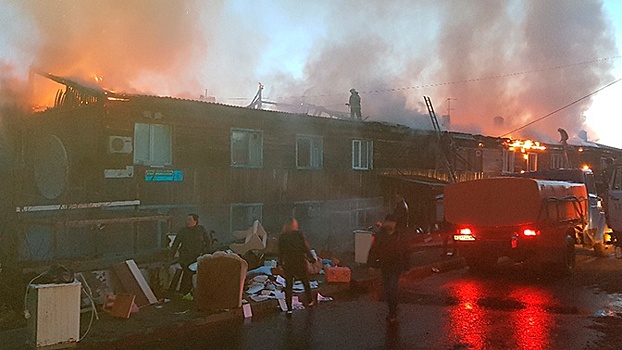 В Красноярском крае загорелся двухэтажный жилой дом