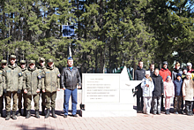 Военнослужащие Уральского объединения ВВС и ПВО и юнармейцы приняли участие в уборке парка в Свердловской области