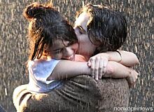 Селена Гомес и Тимоти Чаламет снимают романтические поцелуи под дождем для нового фильма Вуди Аллена