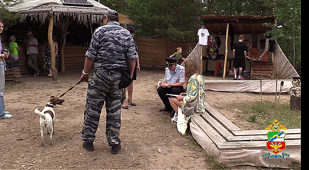 Женщина из Новосибирска «захватила» остров в Обском море и построила там сцену с Эйнштейном
