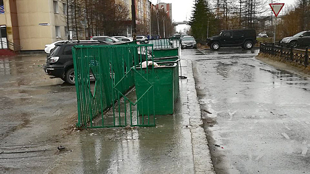 В Новом Уренгое мусорные баки установили прямо на пешеходной зоне. ФОТО