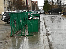В Новом Уренгое мусорные баки установили прямо на пешеходной зоне. ФОТО